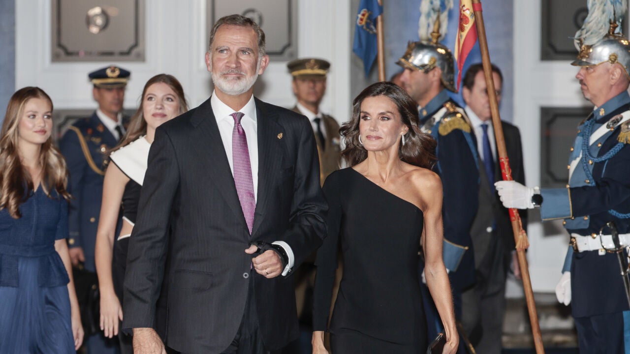 Letizia Y Felipe VI Recrean La Foto De Su Primer Encuentro 20 Años ...