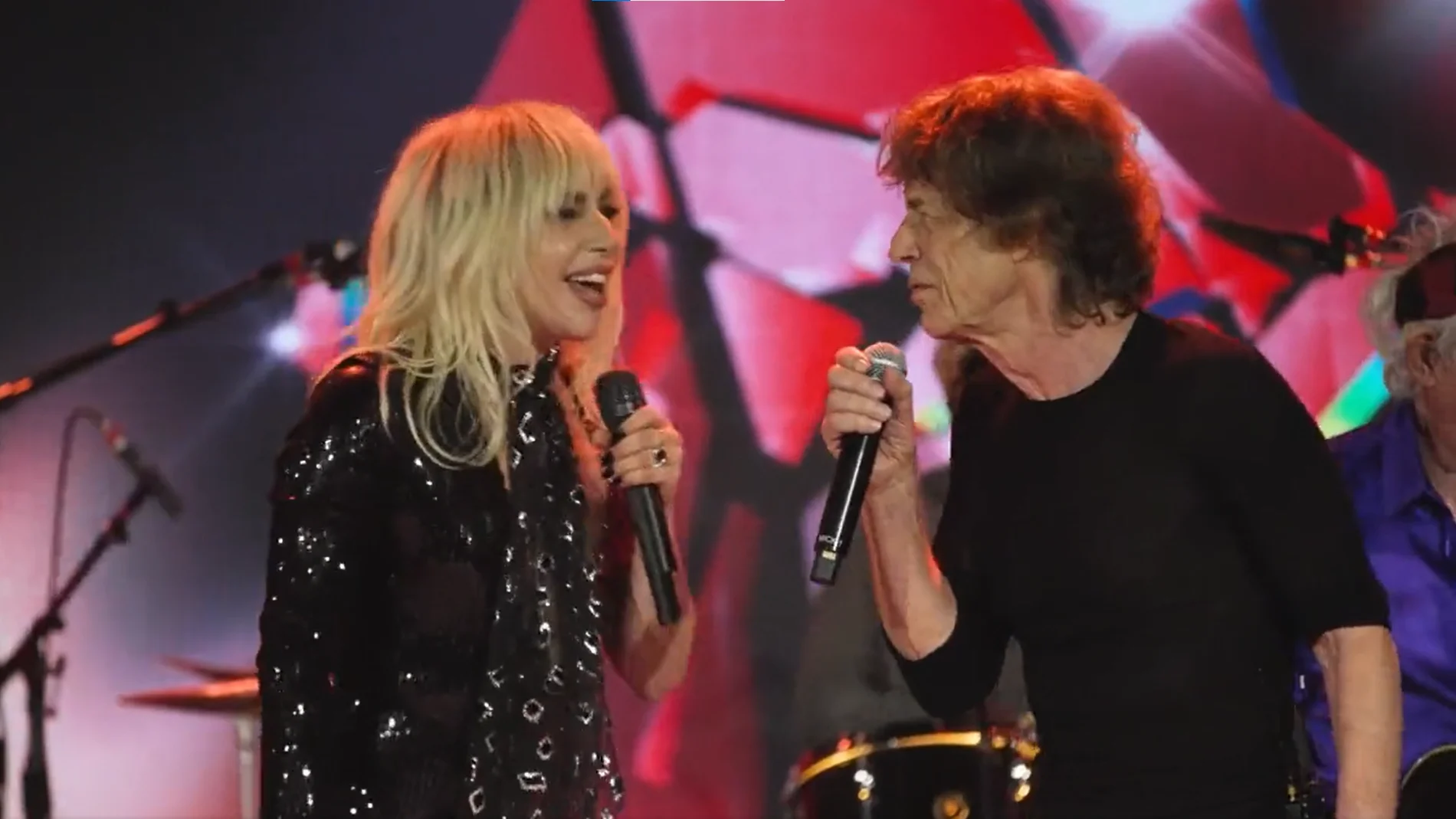 Lady Gaga se une a The Rolling Stones en su concierto sorpresa para cantar 'Sweet Sounds of Heaven'.