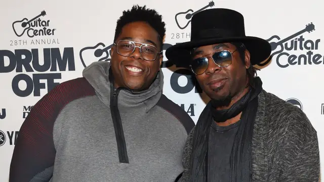 Aaron Spears (izquierda) y Robert Sput asisten al evento Drum-Off Finals de Guitar Center en Los Ángeles, California (2017).