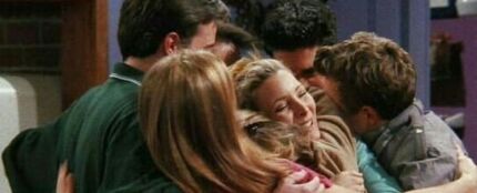Los seis protagonistas de &#39;Friends&#39; se dan un abrazo en una escena de la serie.
