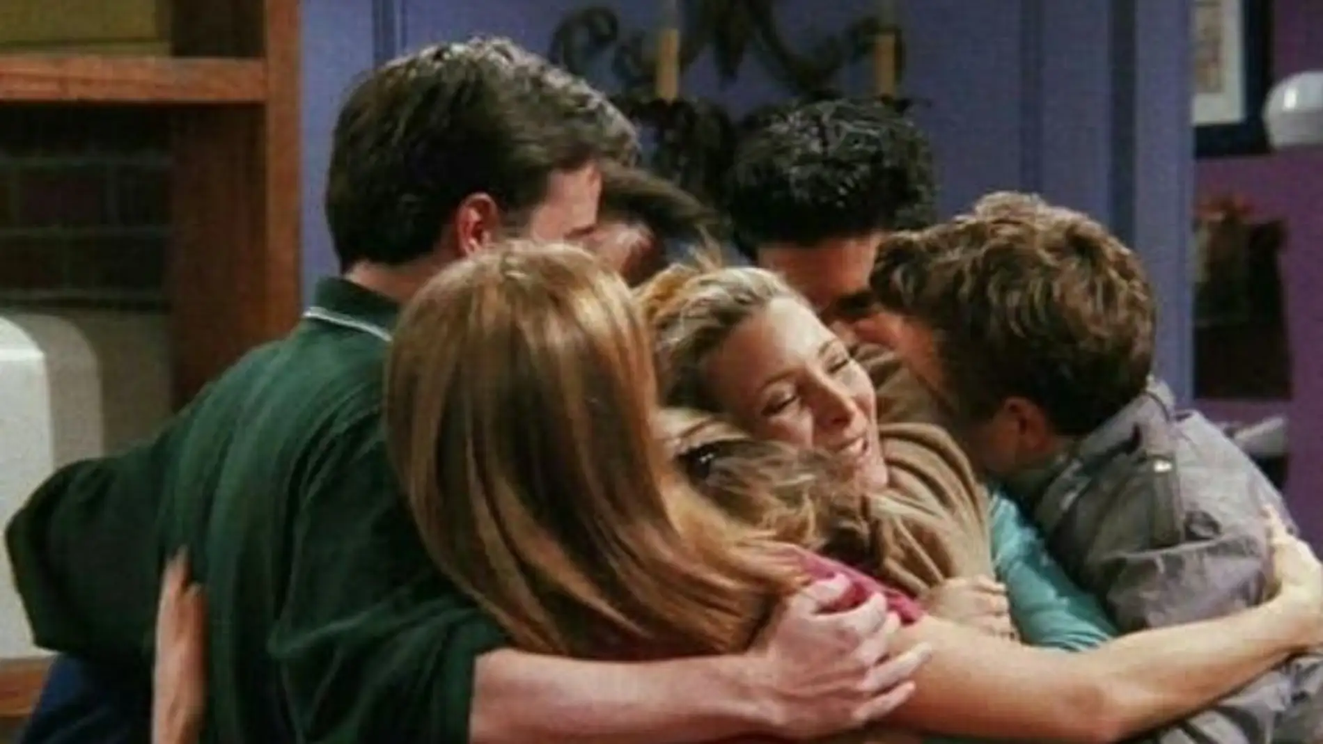 Los seis protagonistas de 'Friends' se dan un abrazo en una escena de la serie. Los seis protagonistas de 'Friends' se dan un abrazo en una escena de la serie.