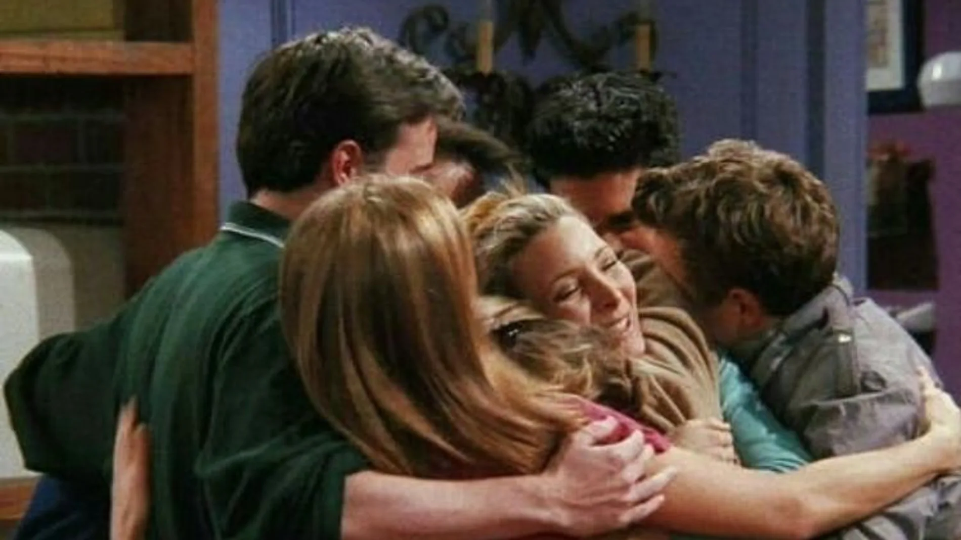 Los seis protagonistas de 'Friends' se dan un abrazo en una escena de la serie.