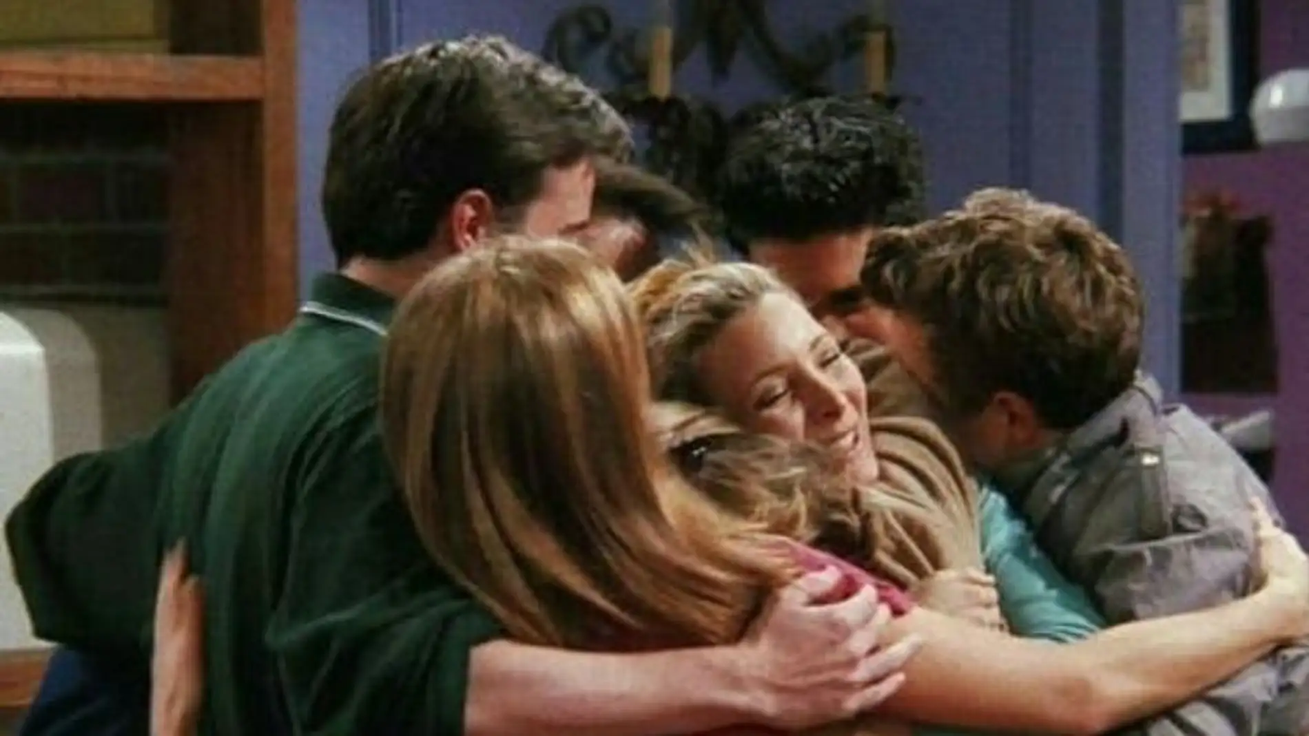 Los seis protagonistas de 'Friends' se dan un abrazo en una escena de la serie.