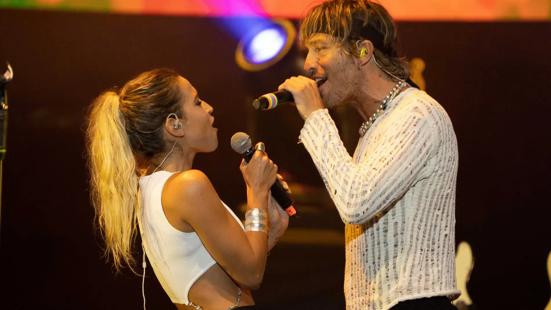 Ana Fernández and Adrián Roma (Marlon) cantan juntos en Starlite, Marbella, en agosto de 2023.
