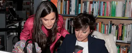 La reina Letizia acude por sorpresa a la firma de libros de su amiga Sonsoles Ónega La reina Letizia acude por sorpresa a la firma de libros de su amiga Sonsoles Ónega