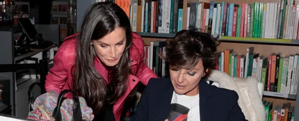 La reina Letizia acude por sorpresa a la firma de libros de su amiga Sonsoles Ónega La reina Letizia acude por sorpresa a la firma de libros de su amiga Sonsoles Ónega