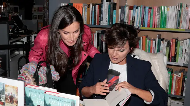 La reina Letizia acude por sorpresa a la firma de libros de su amiga Sonsoles Ónega