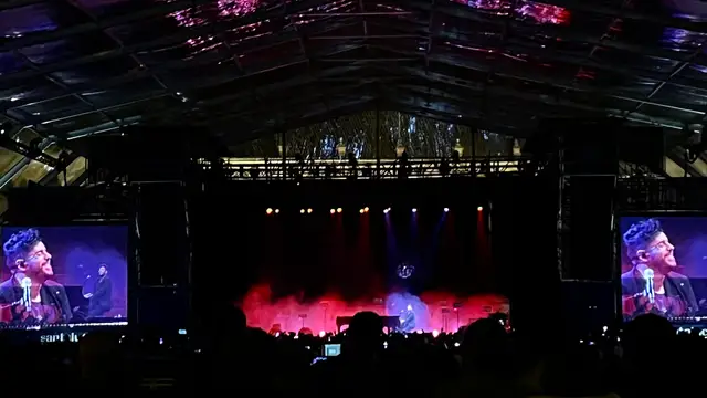 Pablo López y su piano conquistan la Plaza España de Sevilla en un recital de reflexiones, poesía y magia