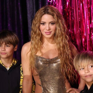 Shakira posa con sus hijos en los MTV Video Music Awards 2023, en el Prudential Center el 12 de septiembre de 2023.