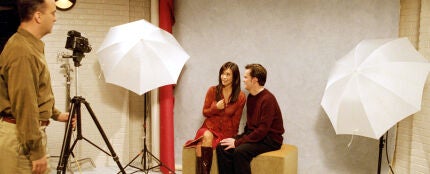 Courteney Cox y Matthew Perry, durante un rodaje de &#39;Friends&#39; en 2001 en el que interpretan a Monica y Chandler.