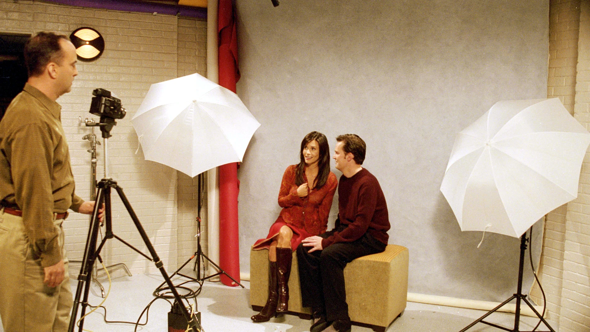 Courteney Cox y Matthew Perry, durante un rodaje de 'Friends' en 2001 en el que interpretan a Monica y Chandler.