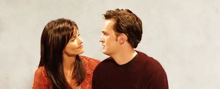 Courteney Cox y Matthew Perry, durante el rodaje de la serie de televisión 'Friends', en 2001. Courteney Cox y Matthew Perry, durante el rodaje de la serie de televisión 'Friends', en 2001.