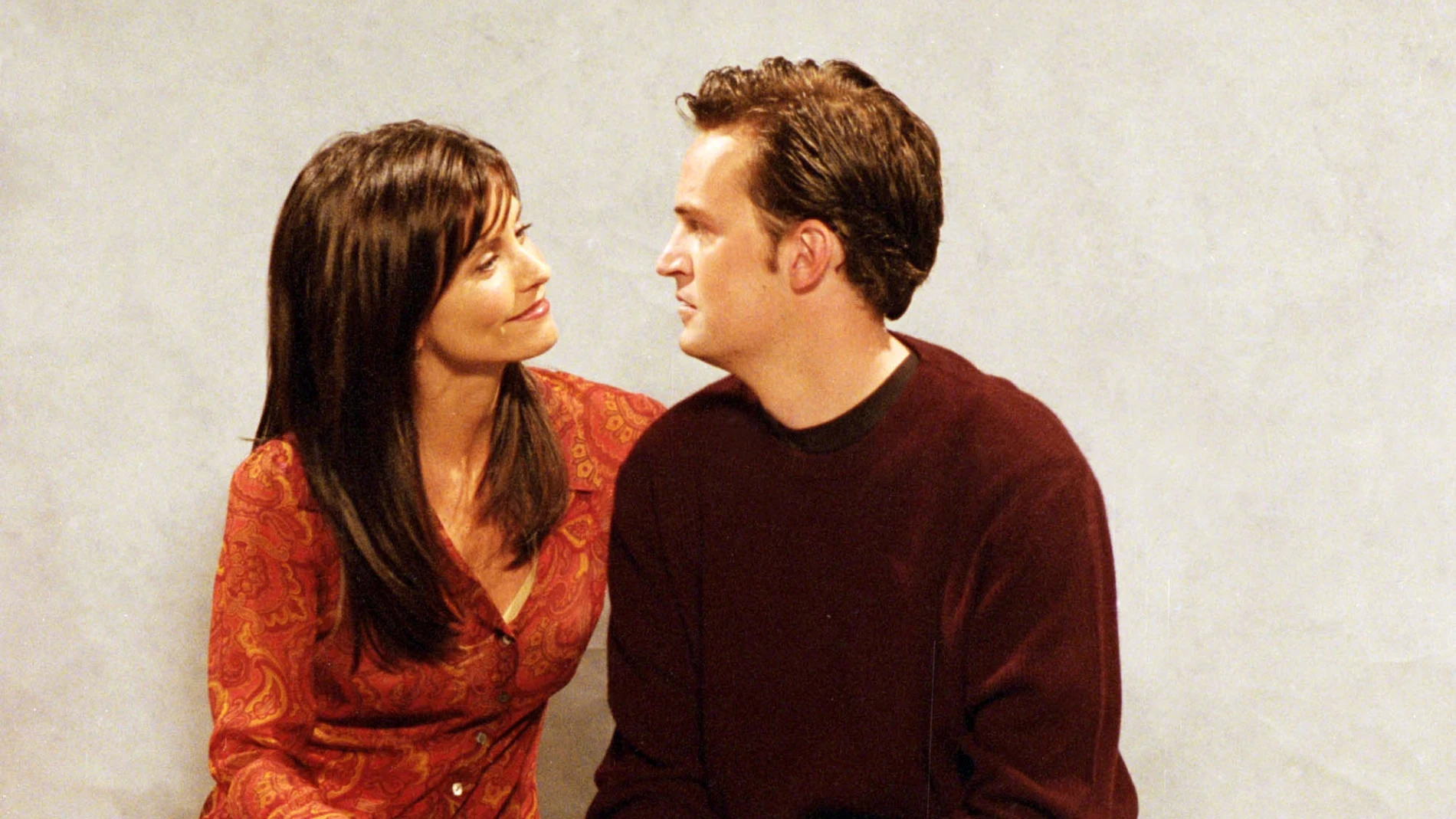 Courteney Cox y Matthew Perry, durante el rodaje de la serie de televisión 'Friends', en 2001.