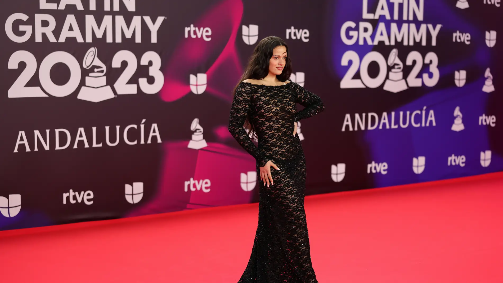 Rosalía posa espectacular en la alfombra roja de los Latin Grammy 2023.