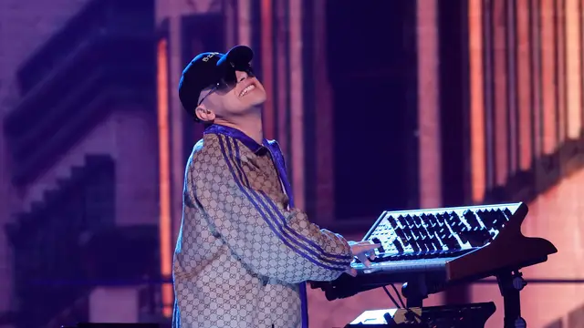 El productor argentino Bizarrap, durante su actuación en los Latin Grammy 2023.