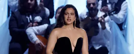 Rosalía canta Se nos fue el amor de Rocío Jurado en los Latin Grammy 2023 Rosalía canta Se nos fue el amor de Rocío Jurado en los Latin Grammy 2023