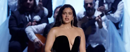 Rosalía canta Se nos fue el amor de Rocío Jurado en los Latin Grammy 2023 Rosalía canta Se nos fue el amor de Rocío Jurado en los Latin Grammy 2023