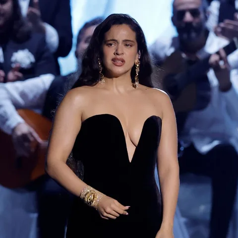 Rosalía canta Se nos fue el amor de Rocío Jurado en los Latin Grammy 2023 Rosalía canta Se nos fue el amor de Rocío Jurado en los Latin Grammy 2023