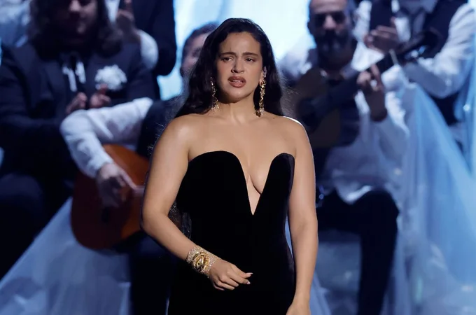 Rosalía canta Se nos fue el amor de Rocío Jurado en los Latin Grammy 2023 Rosalía canta Se nos fue el amor de Rocío Jurado en los Latin Grammy 2023