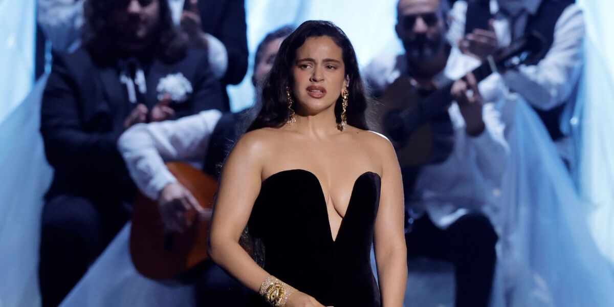 Rosal&iacute;a canta Se nos fue el amor de Roc&iacute;o Jurado en los Latin Grammy 2023
