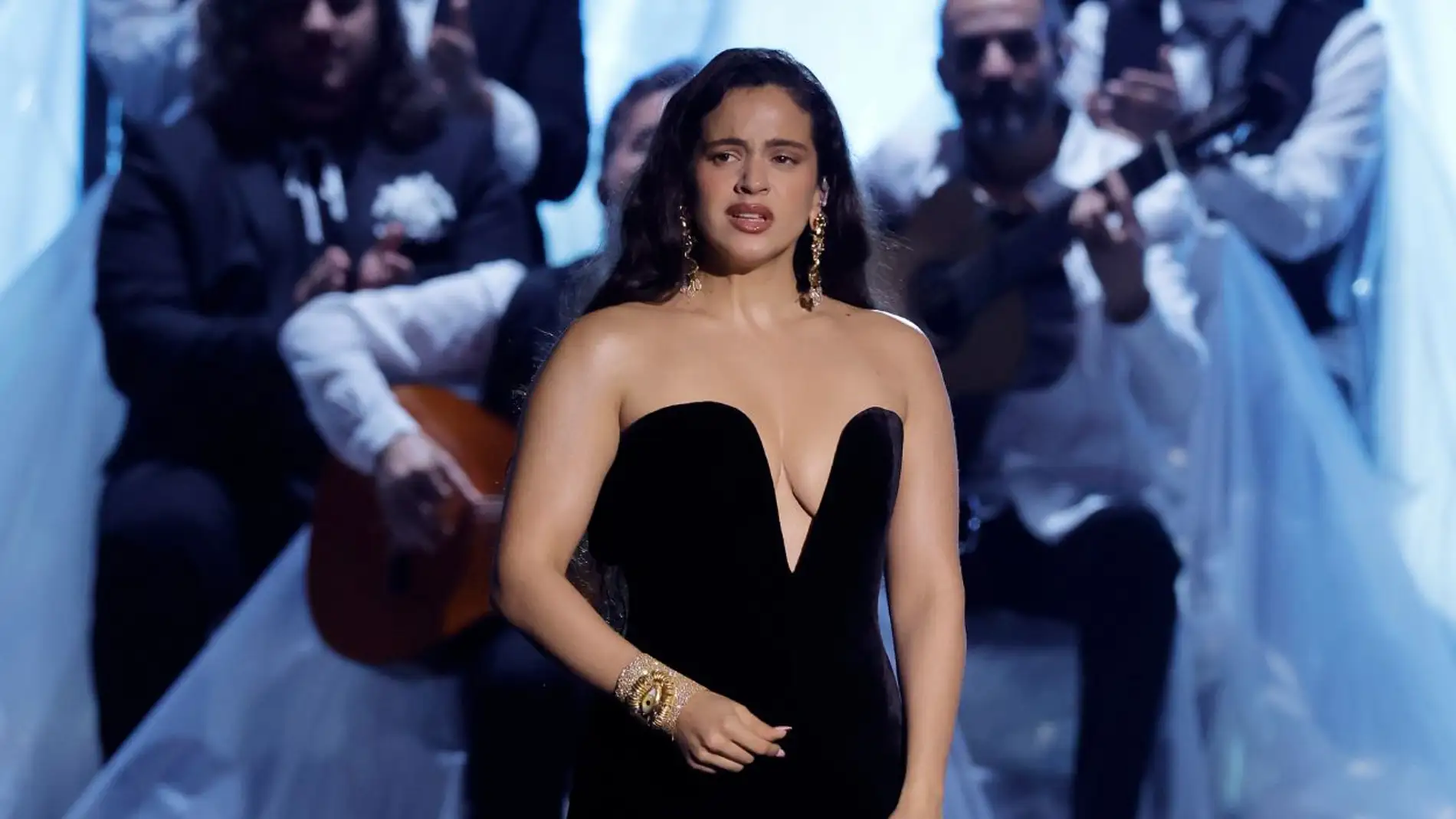 Rosalía canta Se nos fue el amor de Rocío Jurado en los Latin Grammy 2023