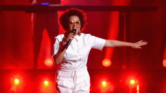 Sara Tavares actúa en el Altice Arena el 12 de mayo de 2018 en Lisboa, Portugal.