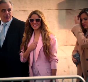 Shakira, de la sudadera al traje rosa: la cantante da una imagen muy distinta en el día del juicio Shakira, de la sudadera al traje rosa: la cantante da una imagen muy distinta en el día del juicio