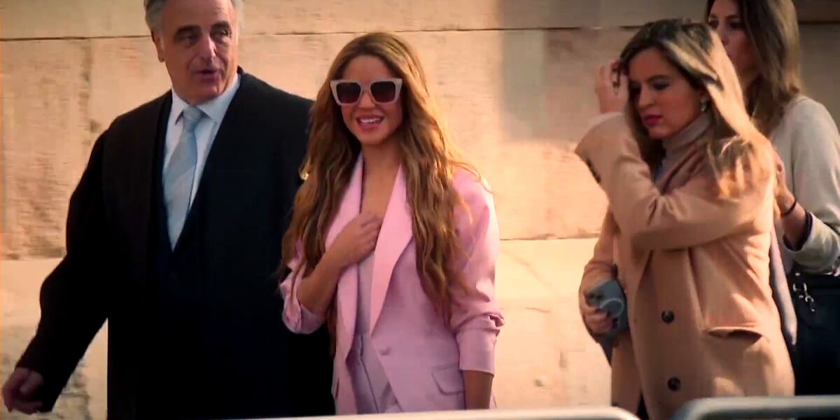Shakira, de la sudadera al traje rosa: la cantante da una imagen muy distinta en el d&iacute;a del juicio