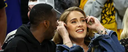 Rich Paul y Adele asisten a un partido de los Playoffs de la NBA 2022 entre los Golden State Warriors y los Dallas Mavericks en el Chase Center el 20 de mayo de 2022 en San Francisco, California. Rich Paul y Adele asisten a un partido de los Playoffs de la NBA 2022 entre los Golden State Warriors y los Dallas Mavericks en el Chase Center el 20 de mayo de 2022 en San Francisco, California.