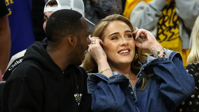 Rich Paul y Adele asisten a un partido de los Playoffs de la NBA 2022 entre los Golden State Warriors y los Dallas Mavericks en el Chase Center el 20 de mayo de 2022 en San Francisco, California.