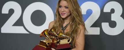 La cantante Shakira, con los tres Latin Grammy.