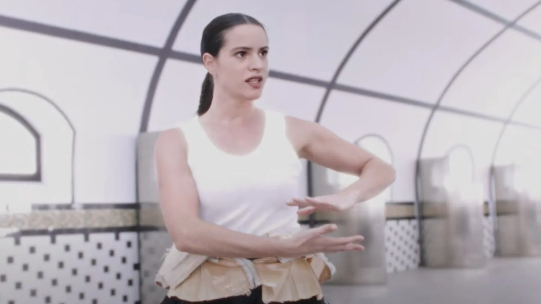 Rosalía en el vídeo de 'ORAL'
