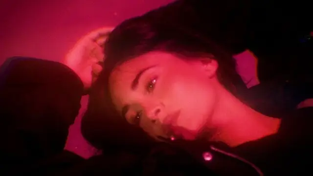 Aitana en el visualizer de videoclip de Ella Bailaba