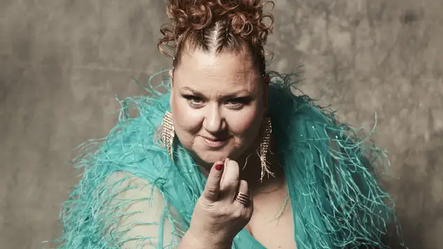 La despedida final a Itziar Castro en Pallejà: ataúd abierto y bandera LGTBI en su velatorio