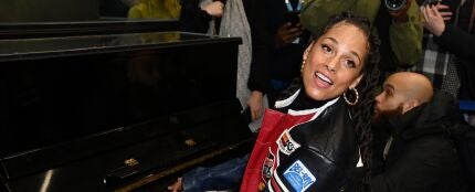 Alicia Keys sorprende con un concierto el 11 de diciembre en el metro de Londres.