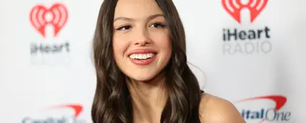 Olivia Rodrigo protagoniza una escena de risas y besos en la calle con su nuevo novio, Louis Partridge Olivia Rodrigo protagoniza una escena de risas y besos en la calle con su nuevo novio, Louis Partridge