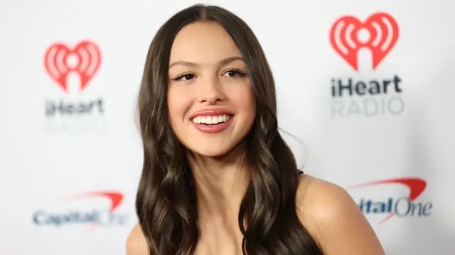 Olivia Rodrigo protagoniza una escena de risas y besos en la calle con su nuevo novio, Louis Partridge