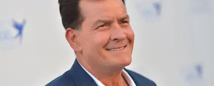 Una vecina de Charlie Sheen intenta estrangular al actor en su casa de Malibú Una vecina de Charlie Sheen intenta estrangular al actor en su casa de Malibú