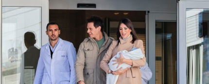 Patricia Pardo y Christian Gálvez, a la salida del hospital tras dar a luz a su primer hijo.