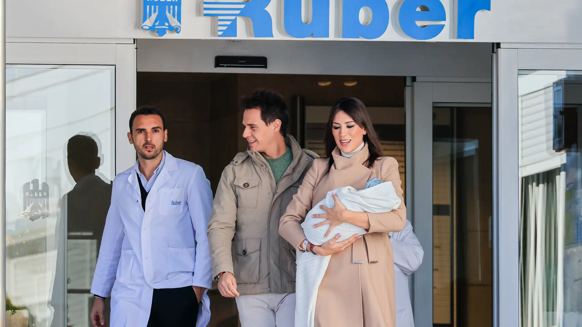 Patricia Pardo y Christian Gálvez, a la salida del hospital tras dar a luz a su primer hijo.