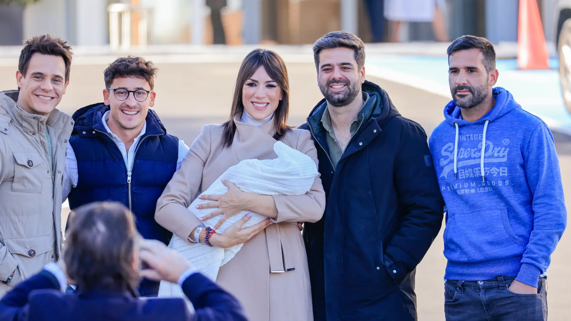 Patricia Pardo y Christian Gálvez posan a la salida del hospital tras dar la bienvenida a su primer hijo en común.