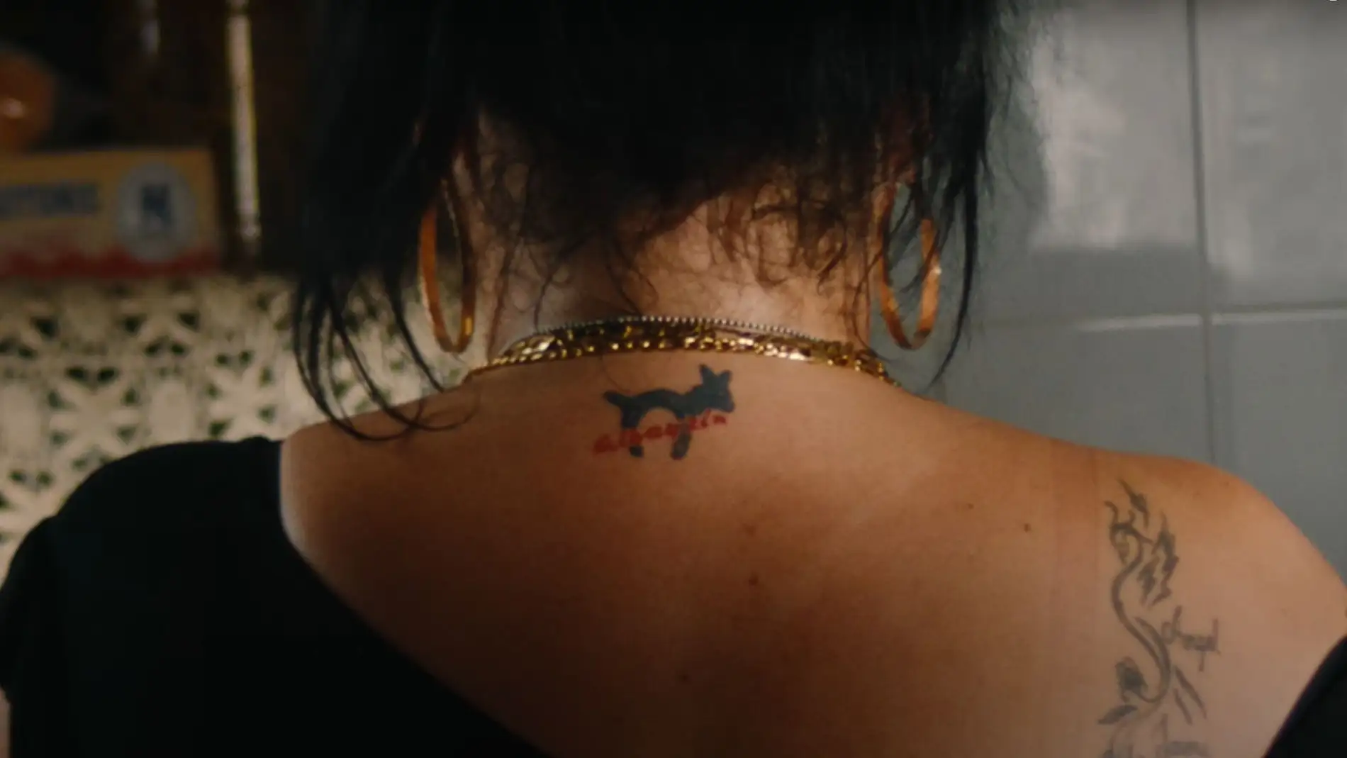 Imagen del videoclip de 'Mala suerte', de Lola Índigo y Dellafuente.