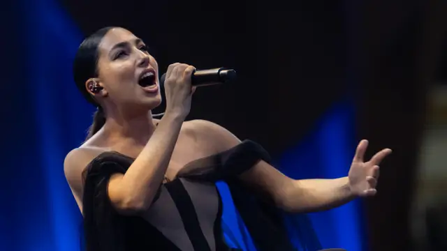 María José Llergo, durante la actuación la semana de los Latin Grammy en Sevilla, en noviembre de 2023.