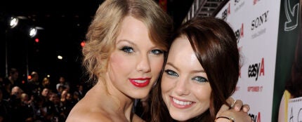 La cantante Taylor Swift junto a la actriz Emma Stone.