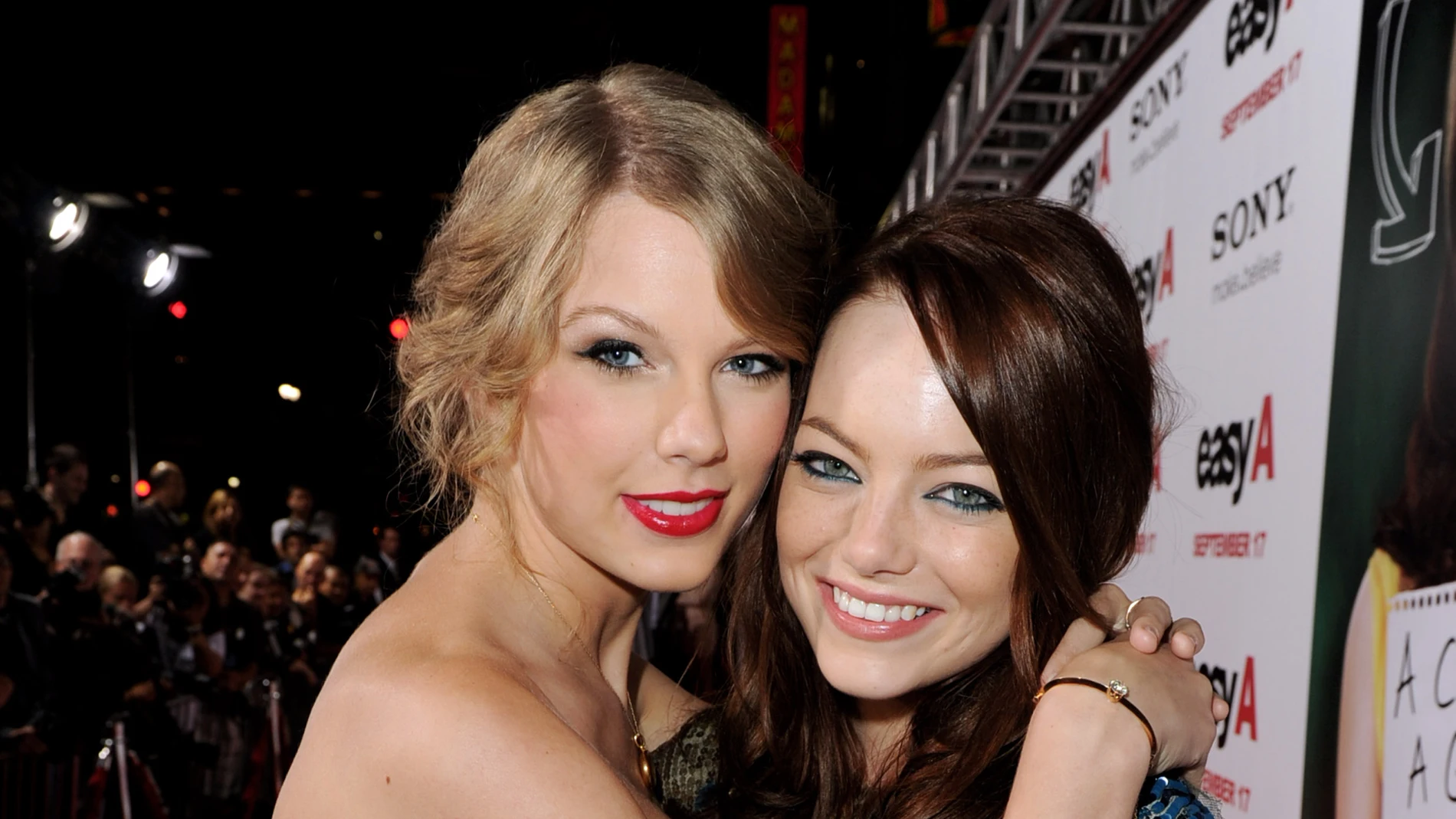 La cantante Taylor Swift junto a la actriz Emma Stone.