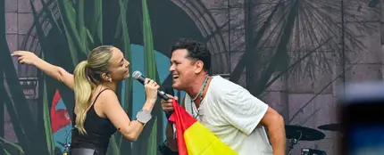 Ana Mena canta junto a Carlos Vives. Ana Mena canta junto a Carlos Vives.