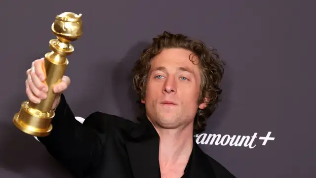 Jeremy Allen White, con el Globo de Oro a Mejor de actor de serie de comedia.