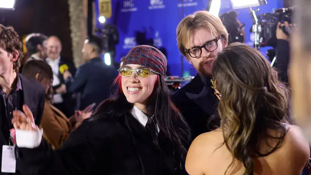 Billie Eilish y Finneas, en la 35ª edición de los Premios Internacionales de Cine de Palm Springs en California, el 4 de enero de 2024.