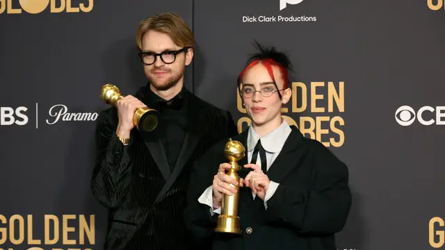 Billie Eilish y su hermano Finneas, en los Globos de Oro 2024