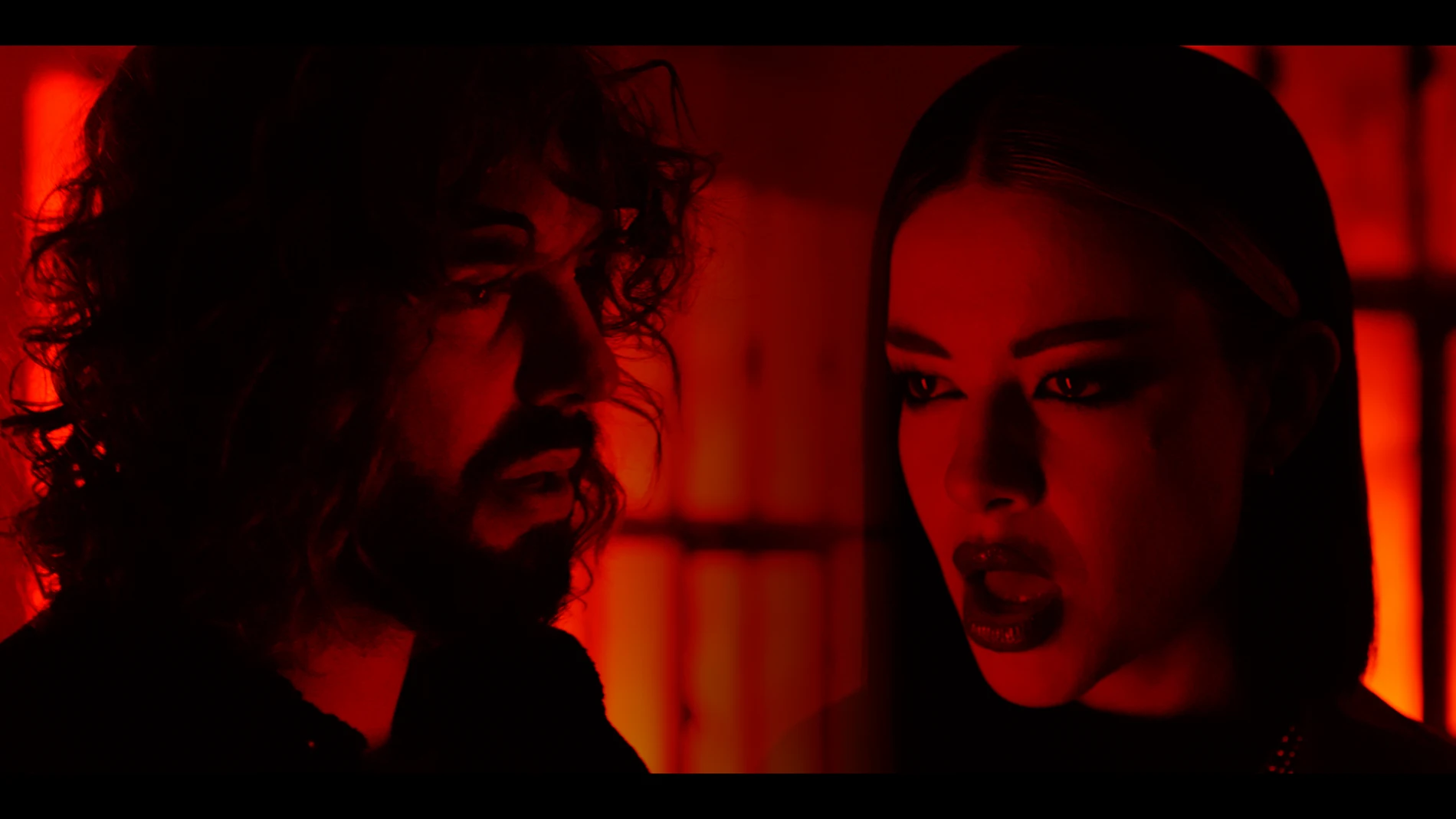 Mikel Izal & Xina Mora, en el videoclip de 'El miedo #2' 